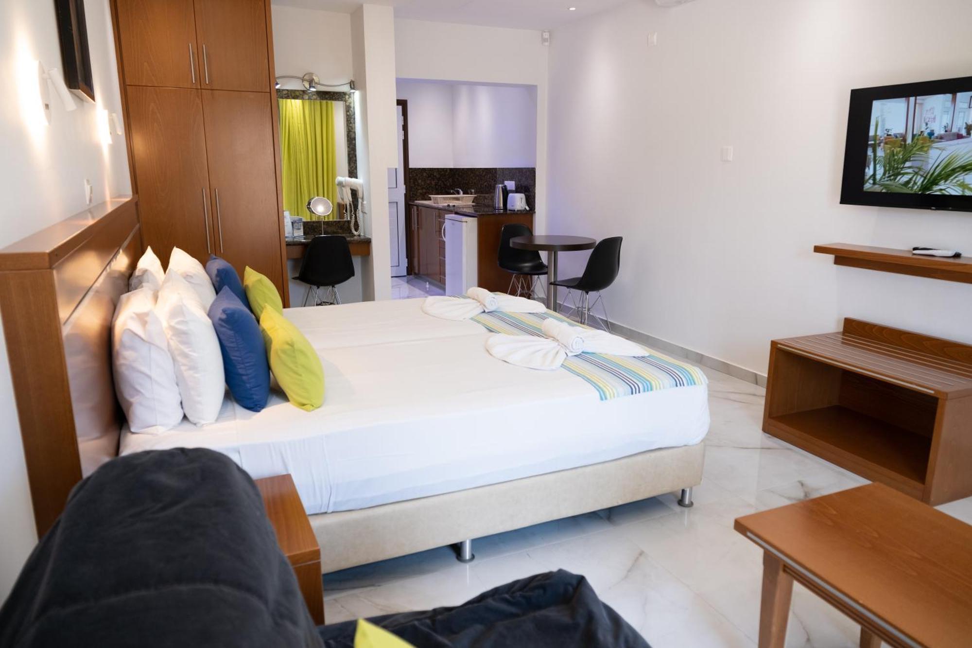 Loutsiana Deluxe Apts Ayia Napa Habitación foto