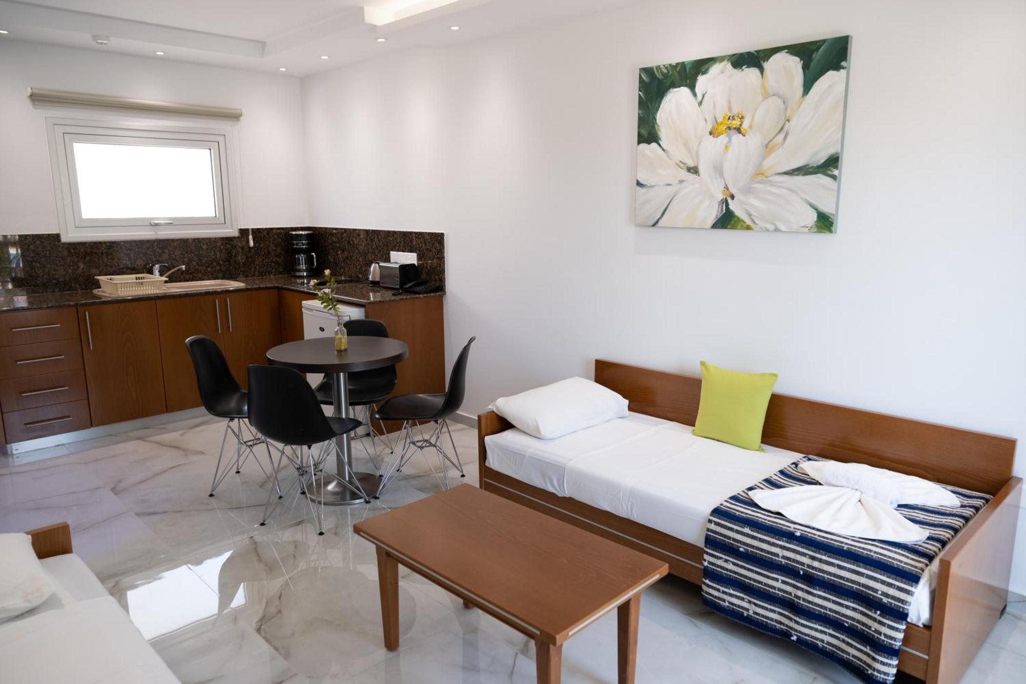 Loutsiana Deluxe Apts Ayia Napa Habitación foto